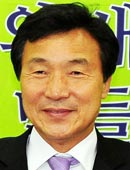 孫鶴圭（ソン・ハッキュ）民主党代表。