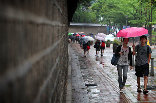 一昨日は激しい風雨が吹き荒れたソウル市内。週末、韓国に上陸した台風５号メアリーは、月曜日は北朝鮮北部へと抜け、このまま消滅すると伝えられました。台風一過の青空とはいきませんでしたが、シトシトと雨が降る静かな週明けとなりました。