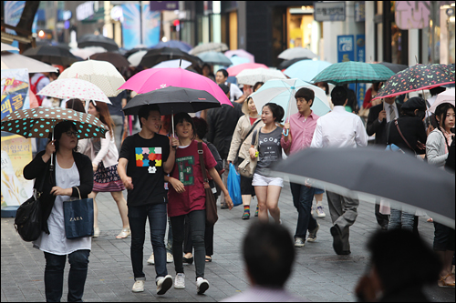 午後には雨が小降りになり、繁華街にも行き交う人が増えてきました。日曜日は外出を控えた皆さんも、昨日は観光やショッピングを楽しめたでしょうか？