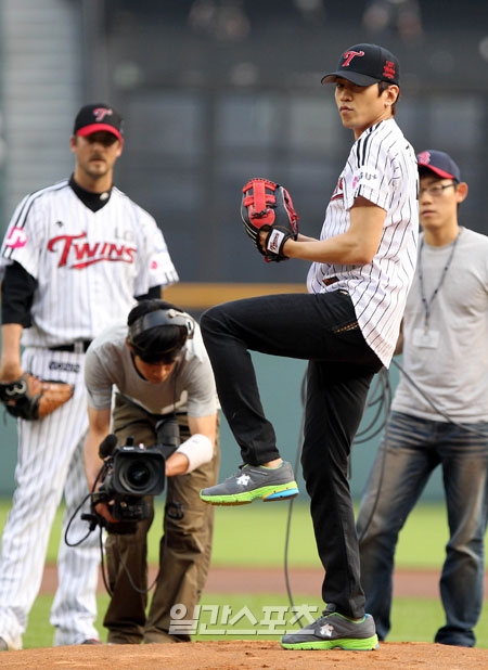 歌手のエリックが２８日、ソウル蚕室（チャムシル）野球場で開かれたプロ野球ＬＧ－三星戦の前に始球を行っている。