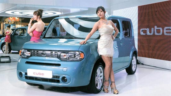 韓国日産は８月から販売するボックスカー「キューブ」の価格を２１９０万－２４９０万ウォンに決め、７月１日から事前契約を始める。 多目的室内空間が特徴のこの車は１．８Ｌガソリンエンジンを搭載し、燃費は１４．６キロ。