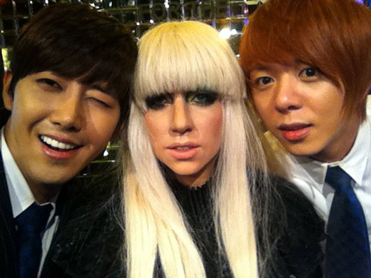 韓国アイドルグループ「ＺＥ：Ａ」のグァンヒ（左）、ジュンヨン（右）、レディー・ガガ。