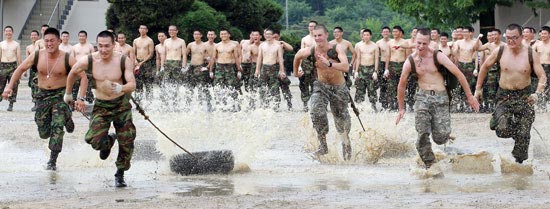 韓国学軍士官（ＲＯＴＣ）創設５０周年に合わせ訪韓中の米学軍士官候補生２３人が３０日、京畿道城南（キョンギド・ソンナム）の学生中央軍事学校で、韓国候補生らとともにタイヤを引っ張り体力鍛練をしている。