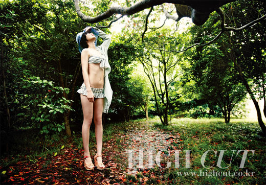 ６日に公開されたファッション誌「ＨＩＧＨ ＣＵＴ（ハイカット）」のグラビアで水着姿を披露している女優のペ・ドゥナ（写真＝ＨＩＧＨ ＣＵＴ提供）。