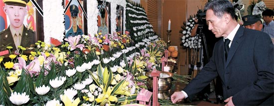 金寛鎮（キム・グァンジン）国防長官が５日、城南（ソンナム）国軍首都病院に用意された合同焼香所を訪れ、献花している。
