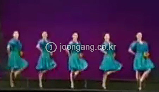 ある動画サイトに掲載された北朝鮮の女性舞踊団のタップダンス映像。