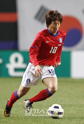 日本Ｊリーグのアルビレックス新潟に所属するチョ永哲（チョ・ヨンチョル、２２）。