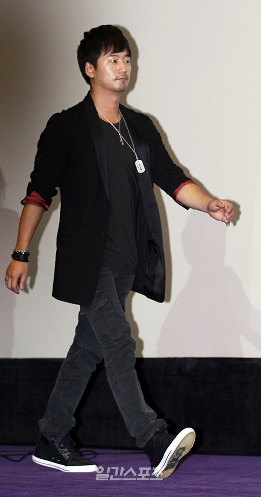 俳優のリュ・スンスが１１日、ソウル三成洞（サムソンドン）のＣＯＥＸメガボックスで開かれた映画「高地戦」の試写会に参加し、舞台あいさつのため入場している。