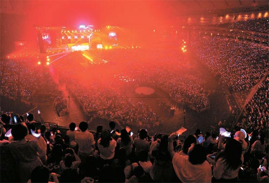 東京ドームを埋め尽くしたＫ－ＰＯＰファンたち。韓国のアイドルスターが総出動した。日本各地から来た観客４万５０００人がＫ－ＰＯＰの熱気に身を委ねた。