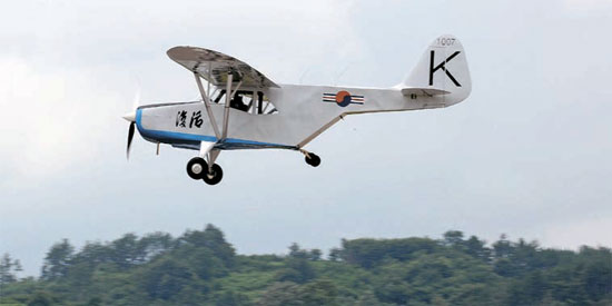 改良復元された初の国産飛行機「復活号」が１４日、慶尚南道泗川市（キョンサンナムド・サチョンシ）空軍第３訓練飛行団で飛行している。（写真＝空軍提供）