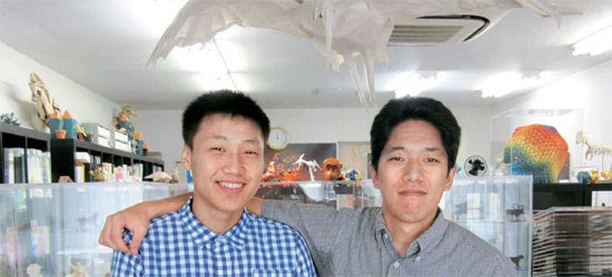 日本・東京の折り紙文化院「おりがみはうす」で今月１１日、神谷哲史さん（右）とイ・インソン君が会った。