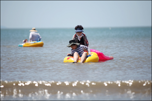 韓国は今週から夏休みが始まった小中学校が多く、平日に目立つのは家族連れ。浮き輪は韓国ではチューブといい、泳ぎに自信のない子供には必須のアイテムです。