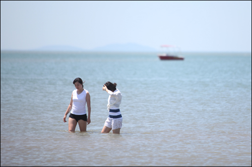 乙旺里は遠浅の砂浜で、少々沖でもひざ上ほどの深さ。水着でなくても楽しめます。砂は黒っぽいですが、空が晴れ渡ると日差しが海をコバルトブルーに染め上げます。