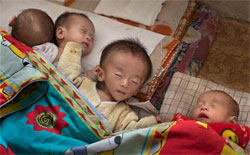 北朝鮮の託児所で寝ている乳児（写真出典＝ＣａｐＡｎａｍｕｒ／米国の声）。