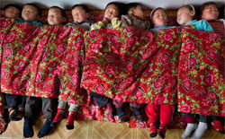 北朝鮮の託児所には憔悴した顔の子どもたちでぎっしりと埋まり、かけぶとんをかけて寝ている。（写真出典＝ＣａｐＡｎａｍｕｒ／米国の声）