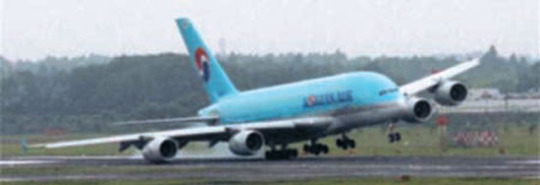 大韓航空Ａ３８０が日本成田空港に着陸する際、強風でバランスを失い、滑走路に翼が接触した。［ＹＴＮ画面キャプチャー］