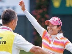 ２４日午後（日本時間）行われたエビアンマスターズで通算１５アンダーで優勝した宮里藍（右）。