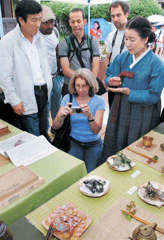 「南山ゴル宗家の話」最終日の２４日に外国人観光客が礼安李氏の家門についての説明を聞いている。