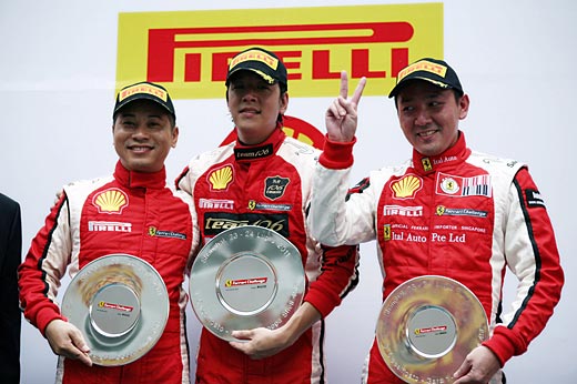 ２４日、中国・上海で開催された「第２回フェラーリチャレンジレース」のアジア－太平洋地域大会に韓国代表として出場し優勝したリュ・シウォン（中央）。