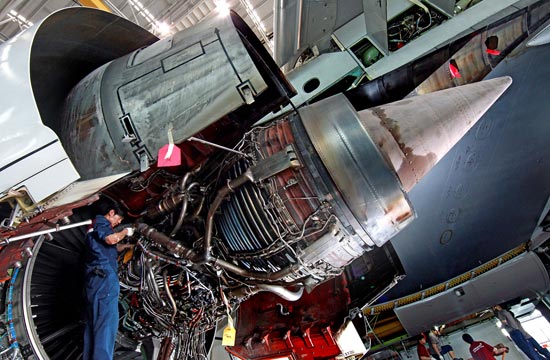 仁川（インチョン）空港アシアナ航空の航空機整備庫で機体整備チームのペ・ヨンジュン整備士がエンジンを点検している。