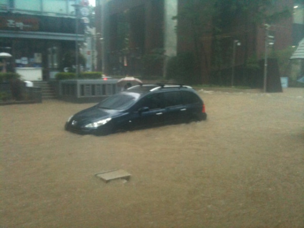浸水した江南駅一帯。（写真出典＝ツイッター）