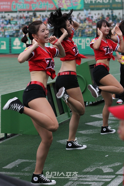 韓国プロ野球 チアリーダーの情熱的なダンス Joongang Ilbo 中央日報