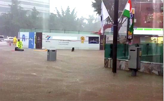２７日、大雨に見舞われたソウルのある浸水防止工事現場の様子。