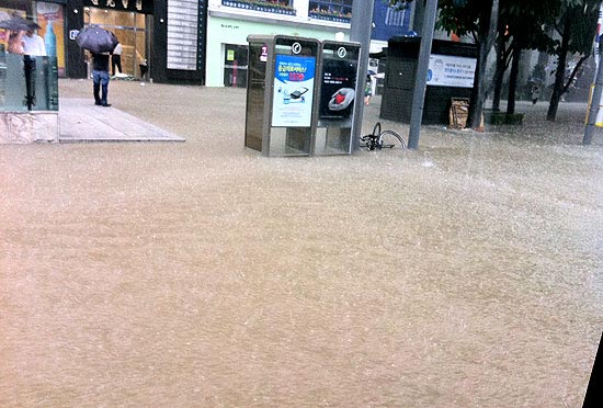 ２７日、大雨に見舞われたソウルの中心部。