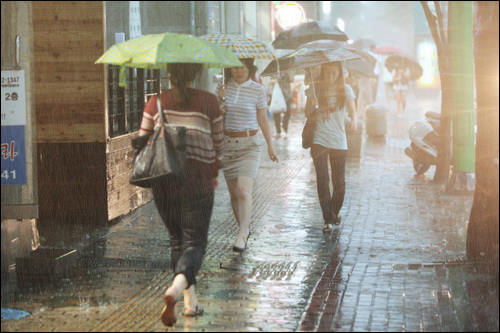 26日午後から27日にかけてソウルは局地的な集中豪雨となり、市内のあちこちが浸水。地下鉄やバスなどの交通機関が乱れ、観光客や通勤の会社員らにさまざまな影響が出ました。