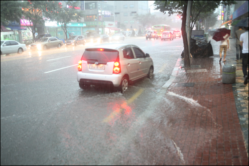 雨はここ数日は弱く降る程度でしたが、26日夕方から本格化。同日夜になると雨雲が移動しながら市内のあちこちに大雨を降らせました。特に27日午前は1時間当たり50ミリの強い雨となりました。