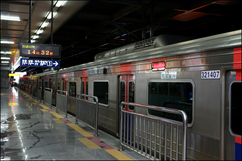 ソウル市中心部を走る電鉄中央線は、龍山(ヨンサン)駅の引込線が増水で流れる恐れが生じたために清涼里(チョンニャンニ)駅までの運行を中断。大勢の市民に影響をあたえました。