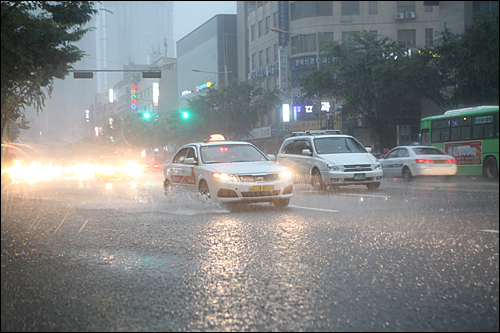 天気予報では、29日朝まで強い雨が断続的に続く見込み。その間の市内観光は屋内の大型施設を中心に予定を立てるのが安心かも知れません。