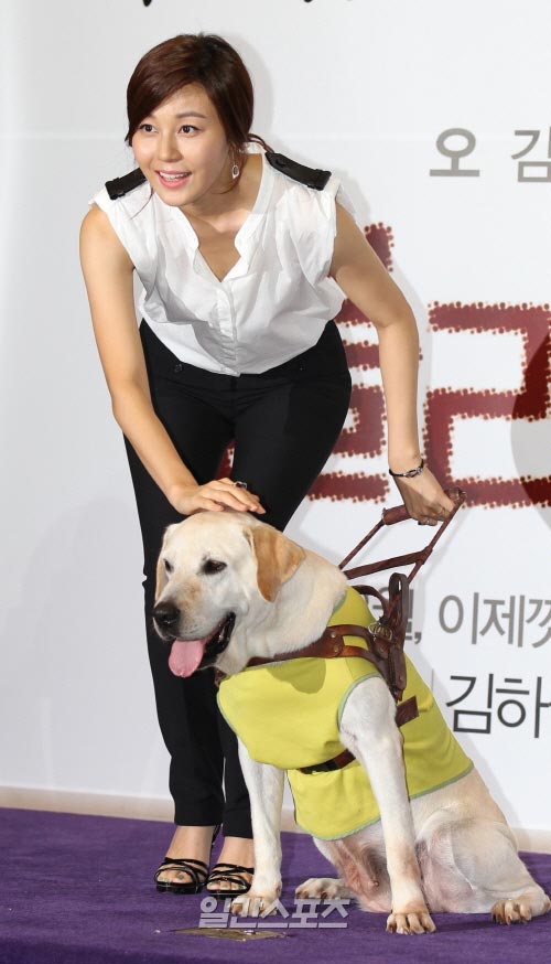 ２８日、映画「ブラインド」の試写会が開かれたコエックスメガボックスで共演した盲導犬「タル」とともに写真撮影に応じている女優のキム・ハヌル。