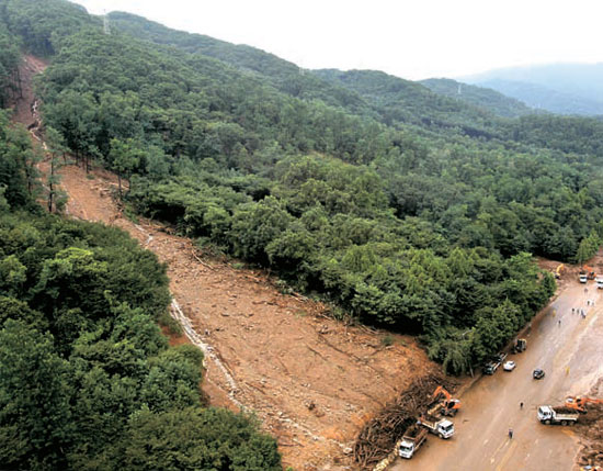 南部循環道路を襲った牛眠山の土砂。