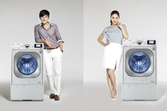 ＬＧ電子「ＴＲＯＭＭ　洗濯機」のＣＭ広告に同伴出演することになったチャン・ドンゴン（左）－コ・ソヨン夫婦（写真＝ＬＧ電子提供）。