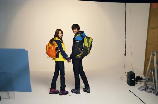 広告撮影に臨んでいる少女時代のユナ（左）と俳優のイ・ミンホ（写真＝オンラインコミュニティー）。
