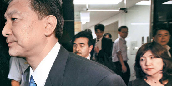 金浦（キンポ）空港に９時間ほどいた日本自民党の新藤義孝議員、佐藤正久議員、稲田朋美議員（左から）が、帰国のため１日午後８時１０分発のＡＮＡ航空便に向かっている。