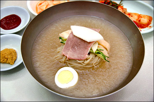 お店のジャンルは、冷麺・コングッス(冷やし豆麺)・サムゲタン(参鶏湯)・ピンス(かき氷)と夏の定番４種類。冷麺の１位はソウル西部の大興(テフン)駅そばにある「乙密台(ウルミルデ)」。蕎麦粉を使った平壌(ピョンヤン)式冷麺の老舗店です。