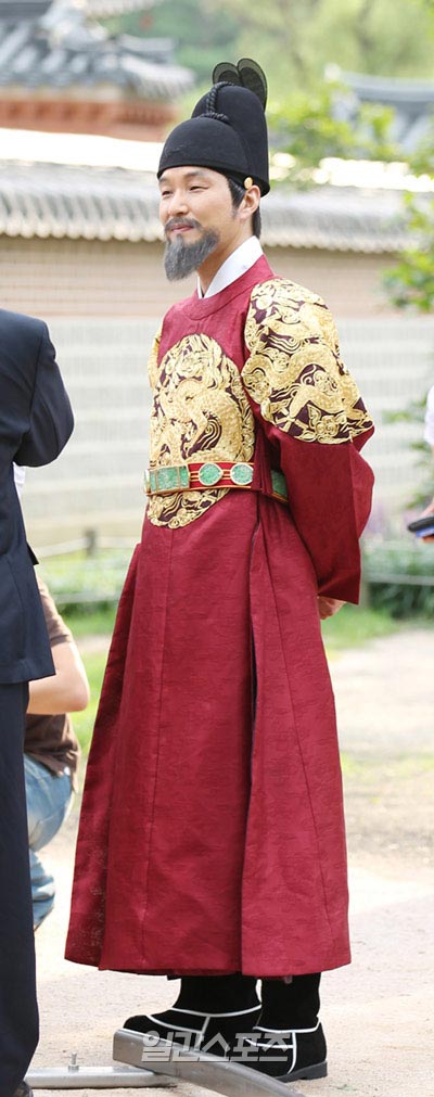 ９日、ＳＢＳ（ソウル放送）「根深い木」の現場公開が行われた景福宮（キョンボックン）の慶会楼（キョンフェル）でポーズを取っている俳優ハン・ソッキュ。