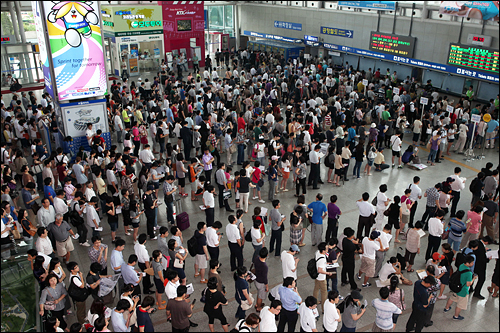 日本がお盆の直前になった10日、ソウル駅にこんな行列ができました。お盆と似た名節の秋夕(チュソク)の際に帰省する人らがこの日発売された切符を求めて並んでいるのです。