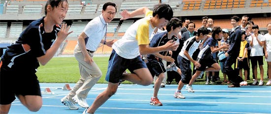 １１日、「２０１１大邱（テグ）世界陸上選手権大会」の準備状況を点検するために大邱スタジアムを訪れた李明博（イ・ミョンバク）大統領が、選手らと一緒にスタート体験を行っている。