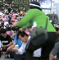 保守団体の女性会員に髪を引っ張られる民主党最高委員 Joongang Ilbo 中央日報