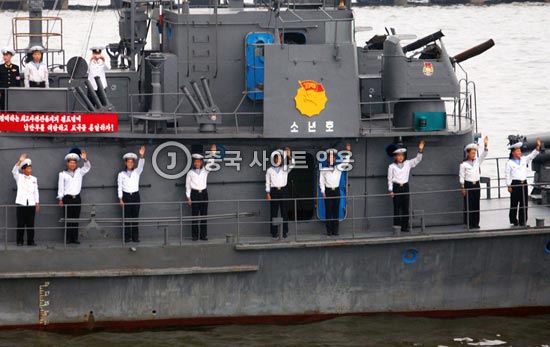北朝鮮海軍。艦船が老朽化している上、兵器は手動で操作する。