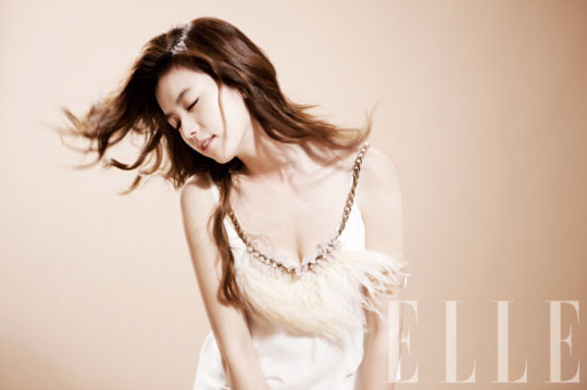ファッション誌「ＥＬＬＥ」９月号のグラビアに登場した女優ハン・ヒョジュ（写真＝ＥＬＬＥ提供）。