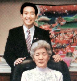 前原前外相が国土交通相時代に母親のように慕っていた在日同胞チャン氏を執務室に招き撮影した記念写真。