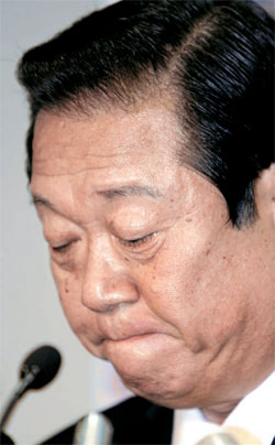 日本政界の実力者、小沢一郎元民主党代表がリーダーシップに傷を負った。２９日、自身が支援した海江田万里経済産業相が党代表選挙戦で脱落したためだ。写真は２００７年の党代表辞任当時の姿。