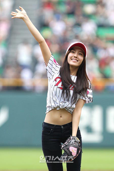 １３日午後、韓国プロ野球のＬＧツインズ－斗山（ドゥサン）ベアーズ戦の前、観客に手を振っているＴ－ＡＲＡ（ティアラ）のヒョミン。