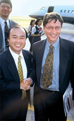 通貨危機当時の１９９８年６月に訪韓した孫正義会長と米マイクロソフト社創業者のビル・ゲイツ氏。 「韓国が経済危機を打開するにはどうするべきか」という金大中（キム・デジュン）大統領の言葉に、孫会長は「とにかくブロードバンド（超高速インターネット）」と答えた。 ゲイツ氏も「その通り」とうなずいた。 ２０００年代に韓国がインターネット超強大国に浮上した背景にはこうした対話があった。