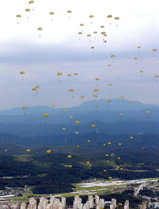 ２０日、忠清南道鶏龍台（チュンチョンナムド・ケリョンデ）で、特殊戦部隊と海兵隊による集団降下演習が行われた。