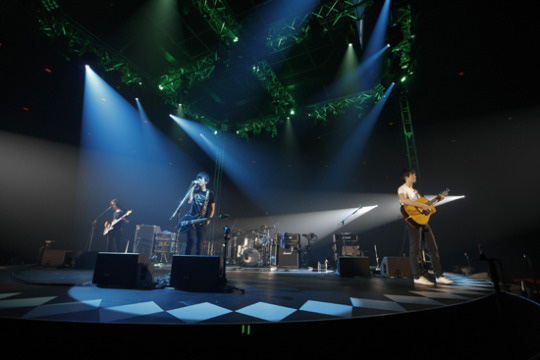 ＣＮＢＬＵＥ（シーエヌブルー）が２５日、横浜アリーナで単独コンサート「２０１１　ＣＮＢＬＵＥ　ＬＩＶＥ　ＩＮ　ＹＯＫＯＨＡＭＡ　ＡＲＥＮＡ」を行った。（写真＝ＦＮＣミュージック提供）。